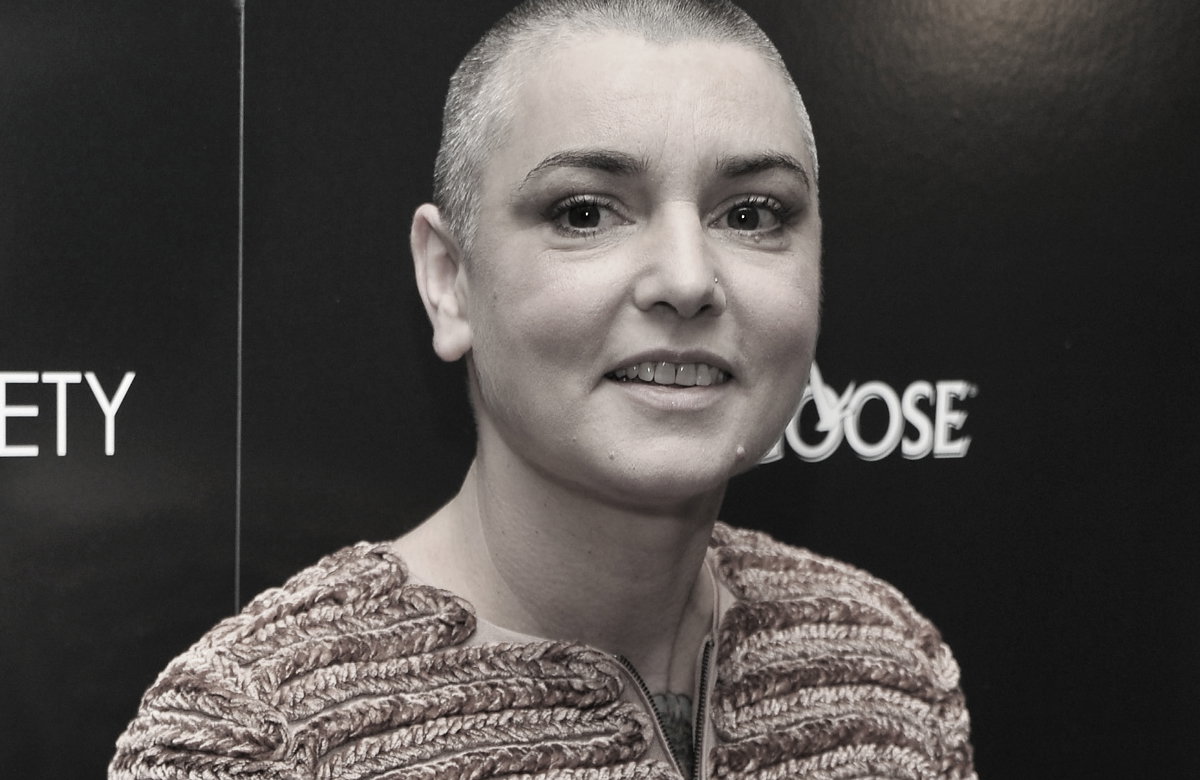 Sinéad O'Connor lächelt