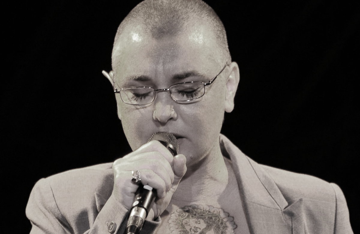 Sineád O'Connor singt traurig in Mikrofon