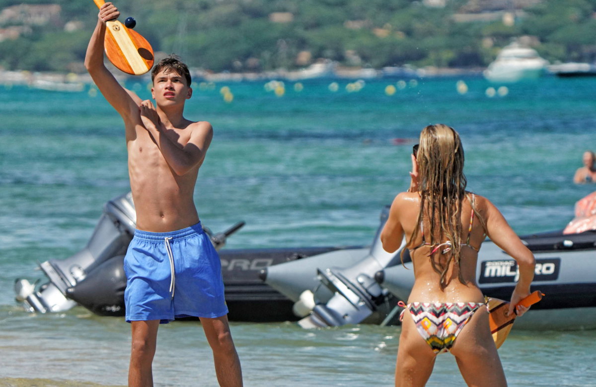 Sylvie Meis mit Sohn Damian Van der Vart im Urlaub spielt Ping Pong am Strand in Badekleidung
