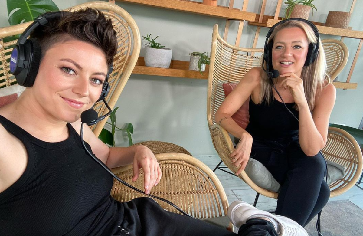 Tahnee und Juliette Schoppmann beim Podcasten