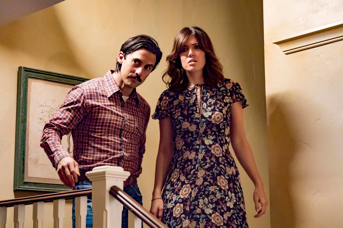 Milo Ventimiglia und Mandy Moore stehen auf der Treppe