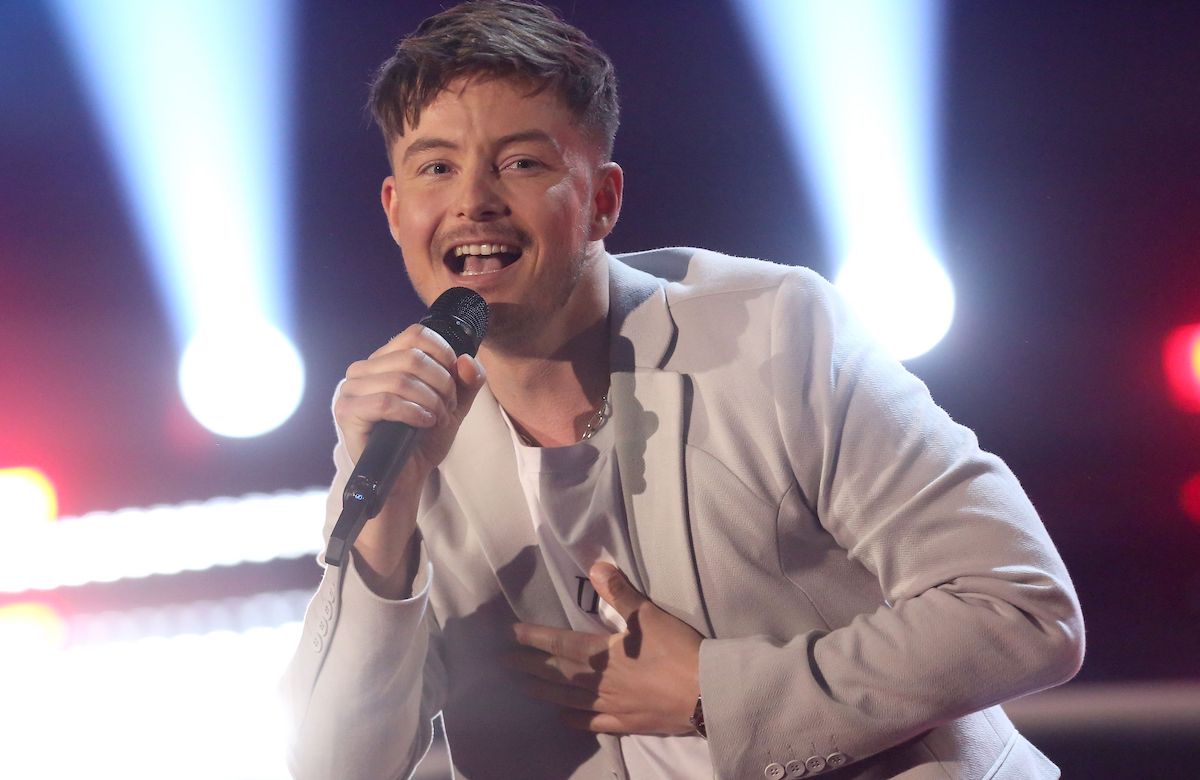 Tim Peters singt auf der Bühne