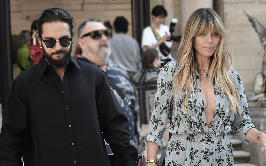 Tom Kaulitz und Heidi Klum sehen zu Boden