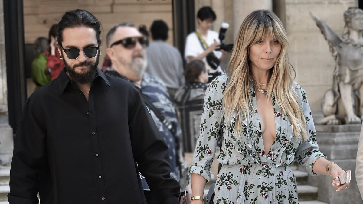 Tom Kaulitz und Heidi Klum sehen zu Boden