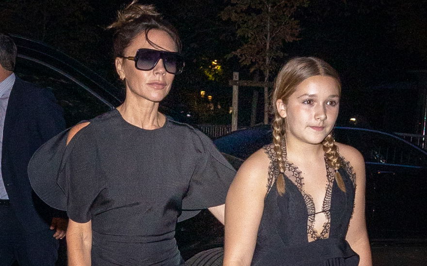 Victoria Beckham und Tochter Harper überqueren die Straße