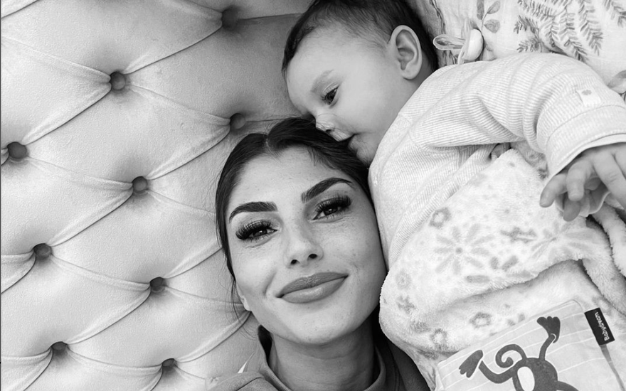 Yeliz Koc liegt mit Tochter Snow im Bett