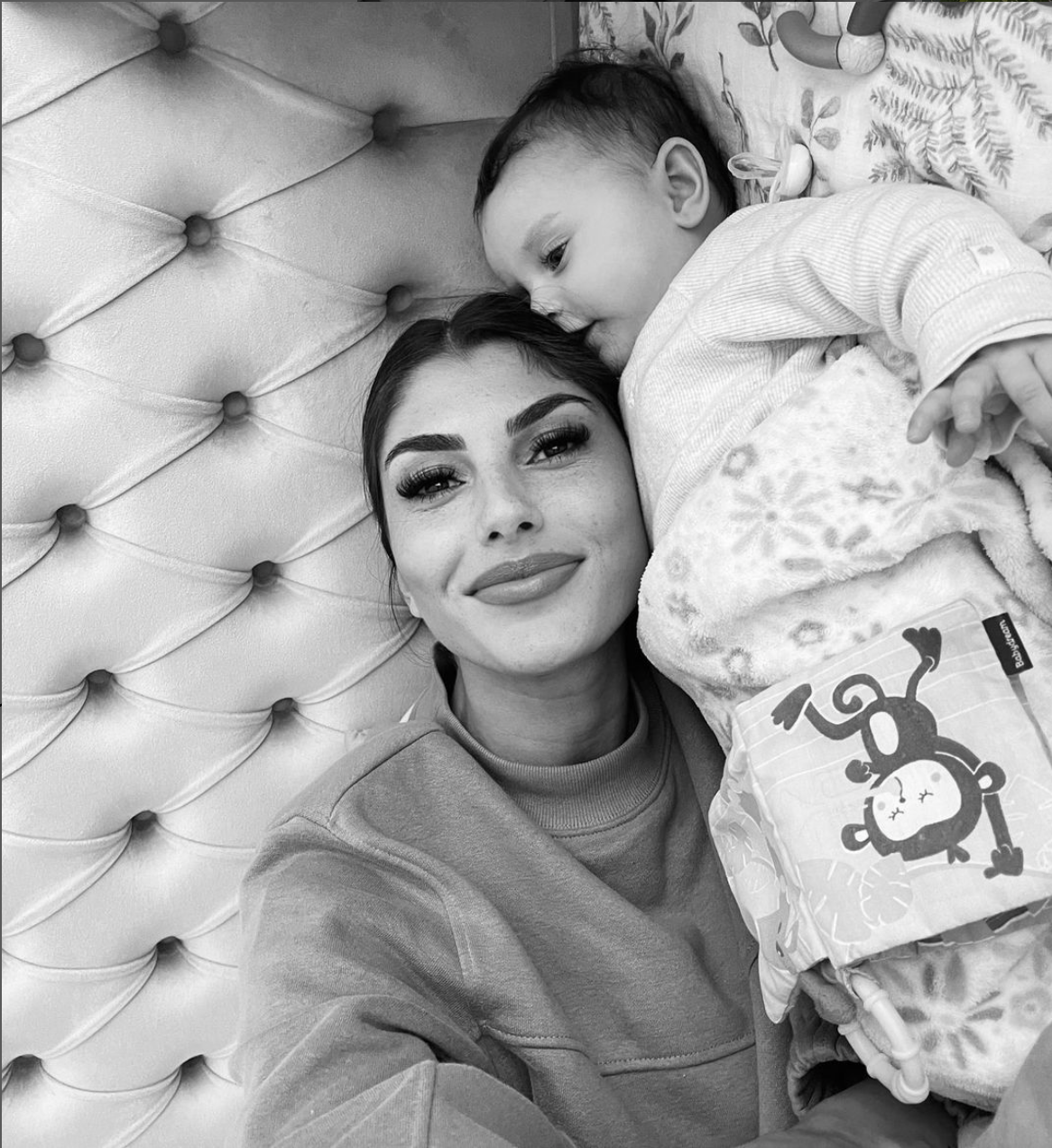 Yeliz Koc liegt mit Tochter Snow im Bett