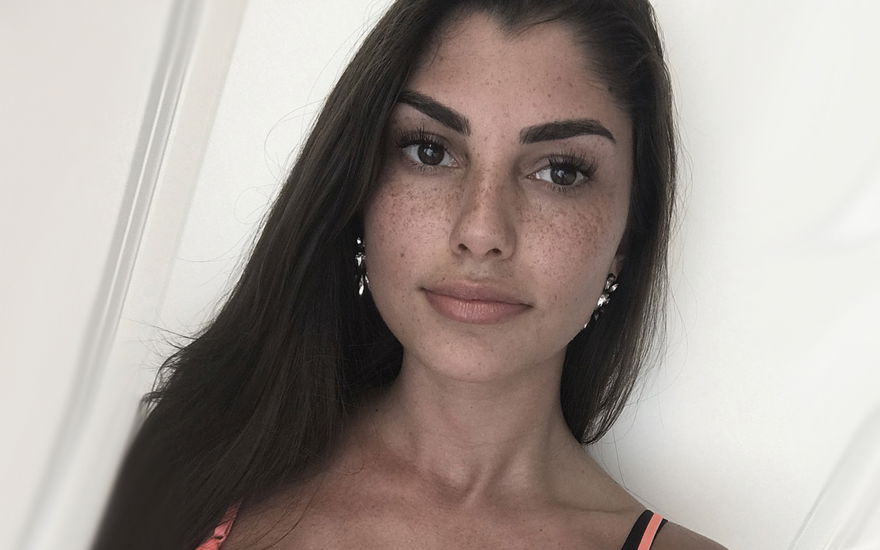 Yeliz Koc macht ein Selfie mit bedrückendem Gesichtsausdruck