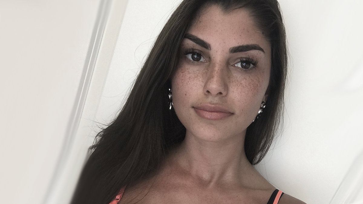Yeliz Koc macht ein Selfie mit bedrückendem Gesichtsausdruck