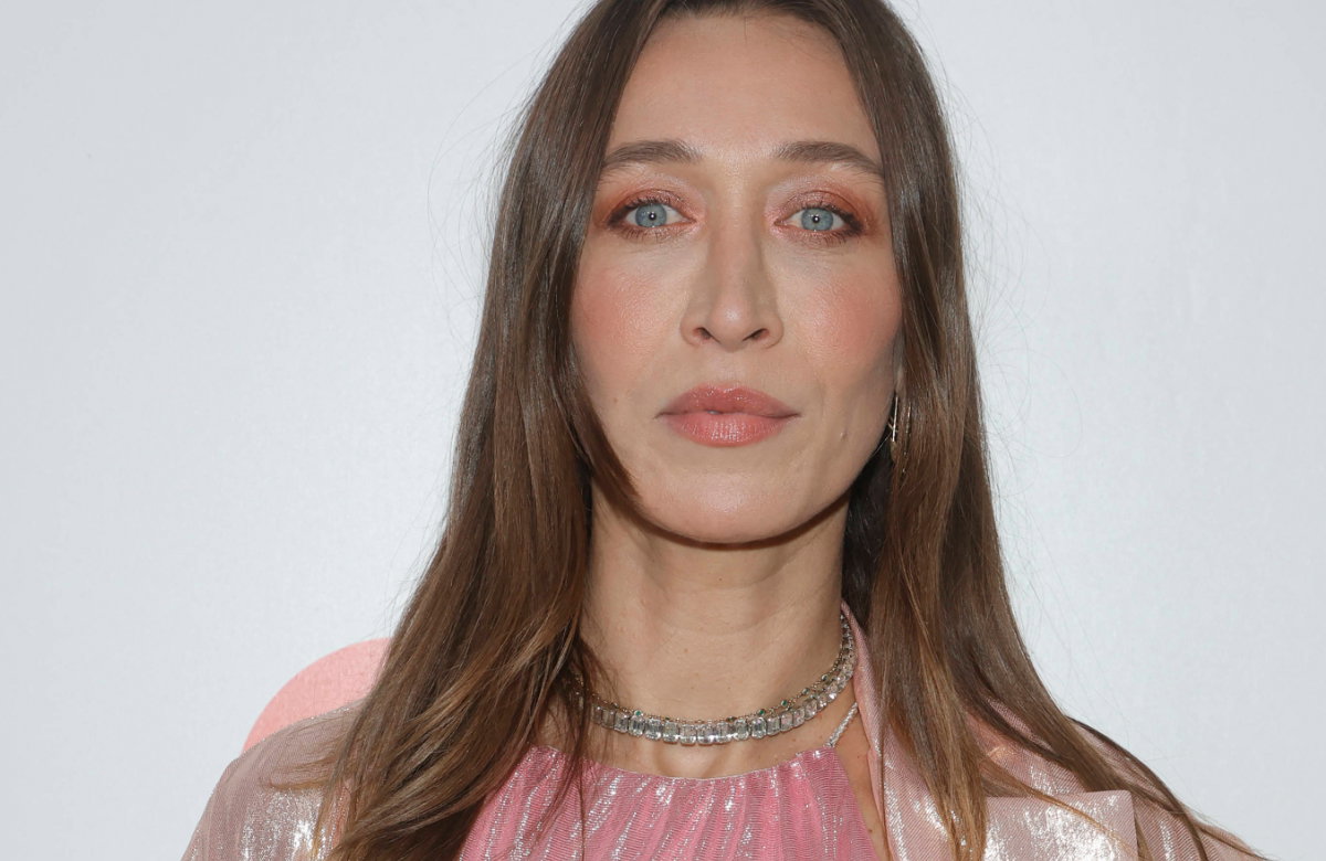 Alana Hadid guckt ernst
