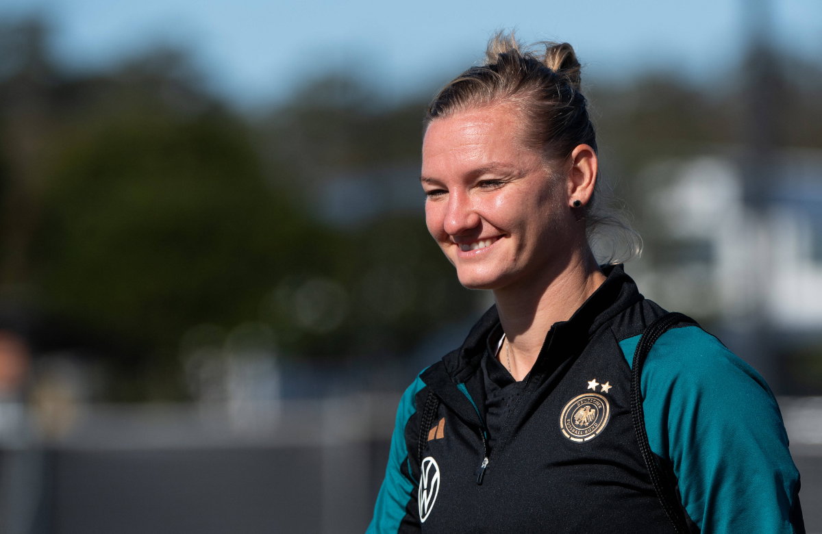 Alexandra Popp lächelt beim Training der deutschen Nationalmannschaft 2023