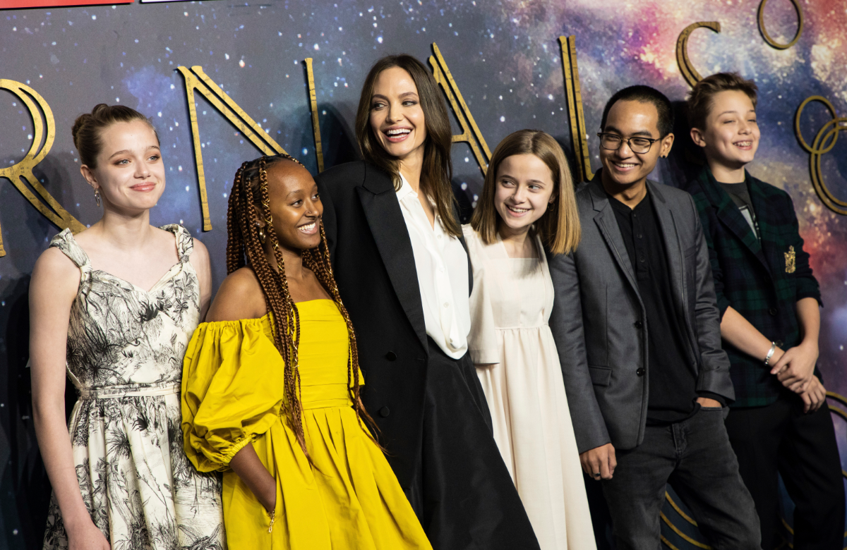 Angelina Jolie lachend mit ihren Kindern Shiloh, Zahara, Vivienne, Pax und Knox