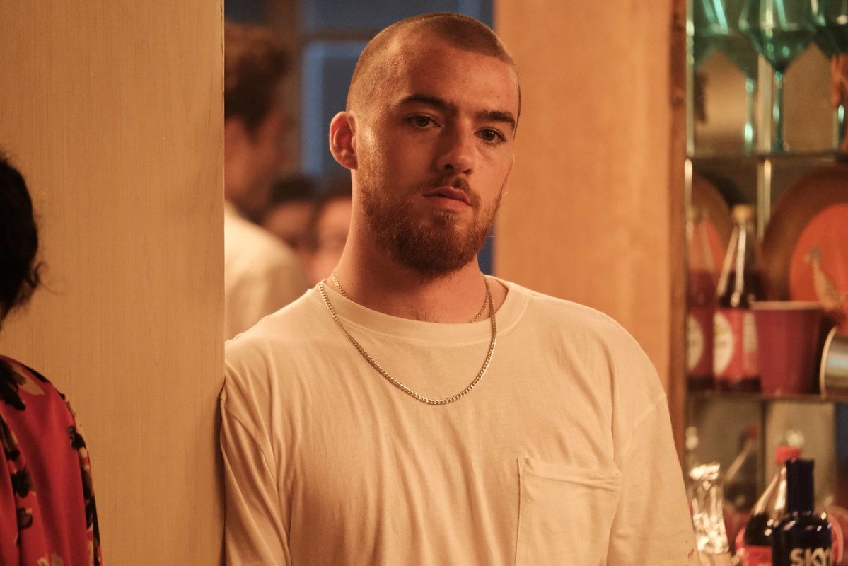 Angus Cloud als Fez in Euphoria guckt ernst