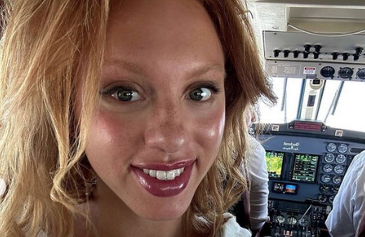 Anna Ermakova lacht im Privatjet Selfie