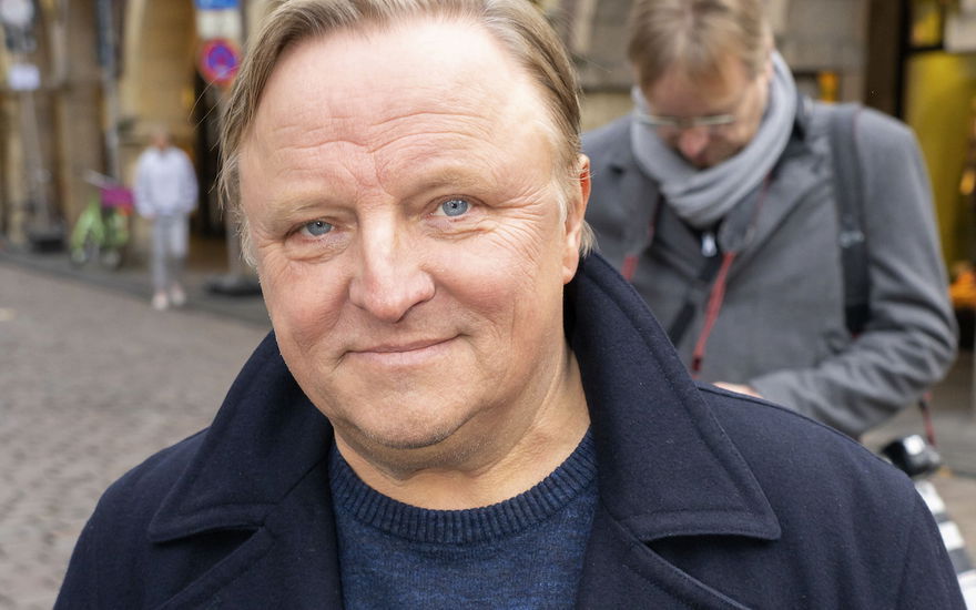 Axel Prahl lächelt in die Kamera