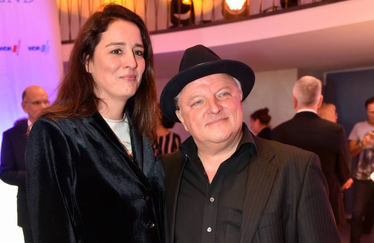 Axel Prahl und Silja Prahl in schwarz gekleidet