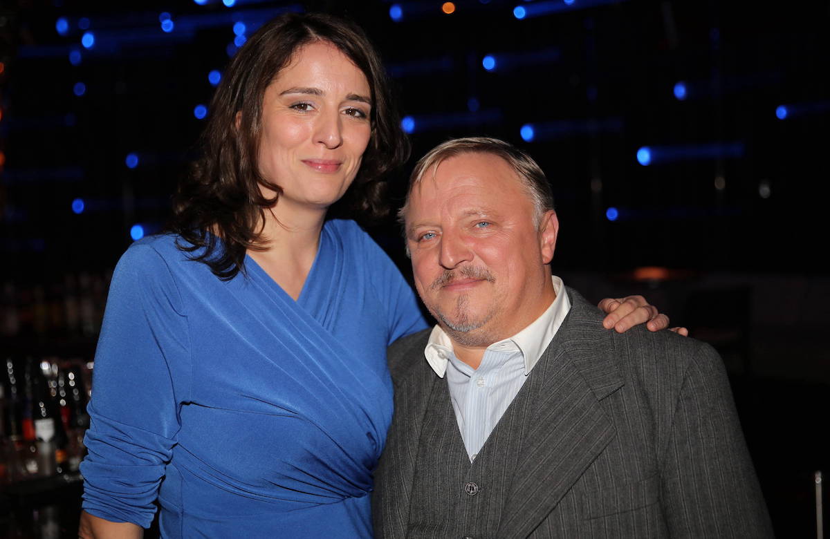 Axel Prahl und Silja Prahl stehen Arm in Arm