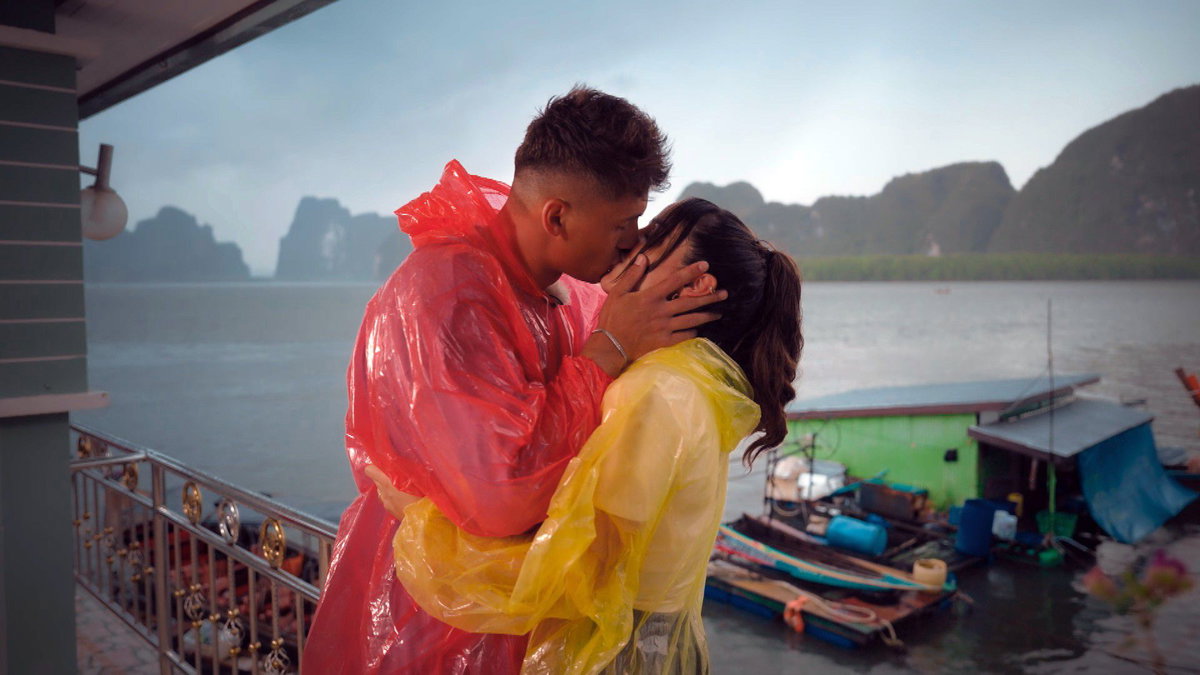 "Die Bachelorette" 2023 - Folge 6 - Jennifer Saro und Fynn küssen sich im Regen