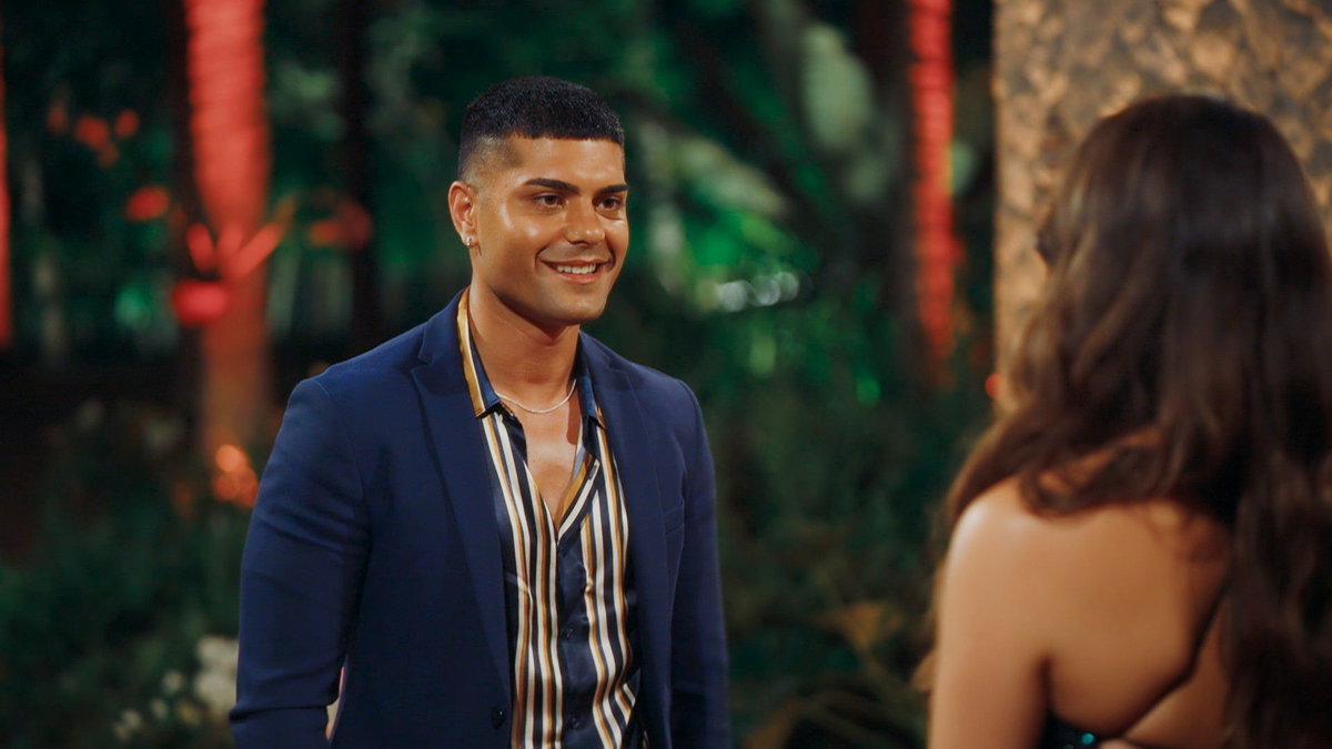 Adrian Alian steht bei "Die Bachelorette" vor Jennifer Saro