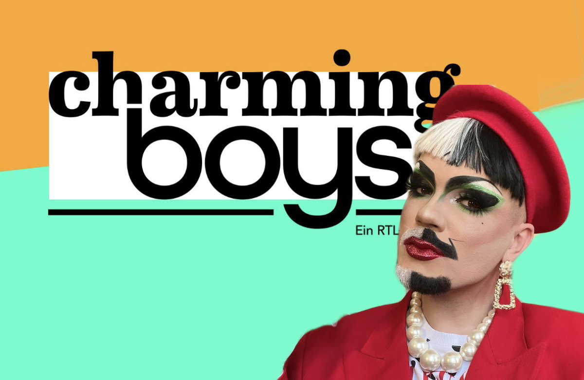 Dragqueen Bambi Mercury vor "Charming Boys"-Logo