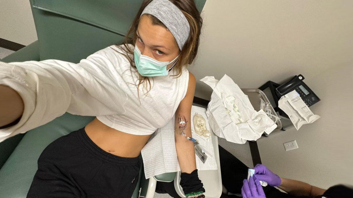 Bella Hadid sitzt beim Arzt