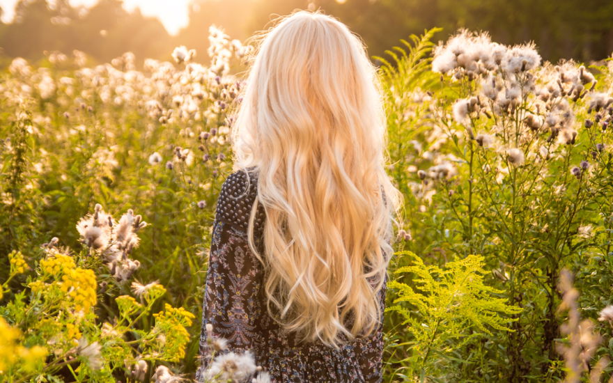 Blonde Haare strahlen dank Leave-in-Conditioner