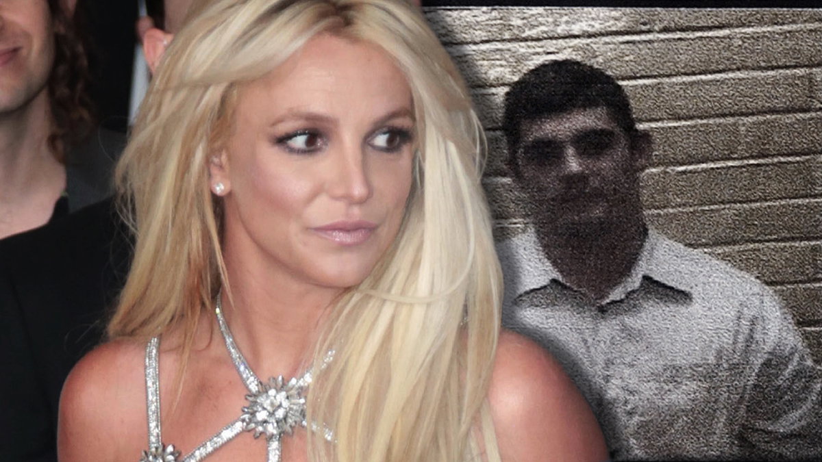 Britney Spears sieht erschrocken zur Seite, im Hintergrund das Polizeifoto von Jason Alexander