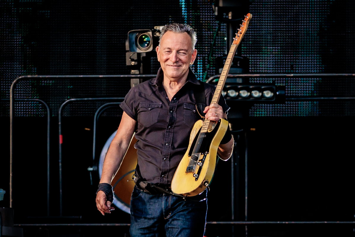 Bruce Springsteen hält eine Gitarre in der Hand