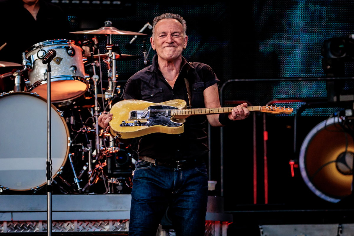 Bruce Springsteen mit Gitarre in der Hand