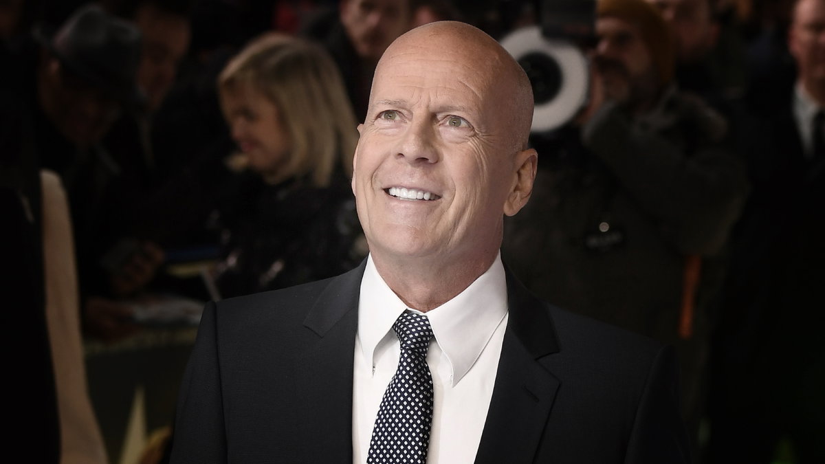 Bruce Willis sieht lächelnd nach oben