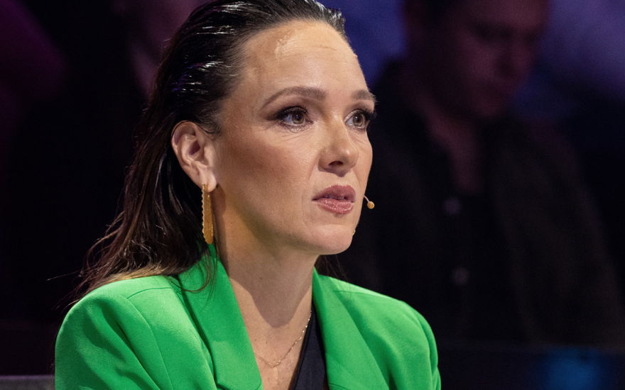 Carolin Kebekus sieht erschrocken aus