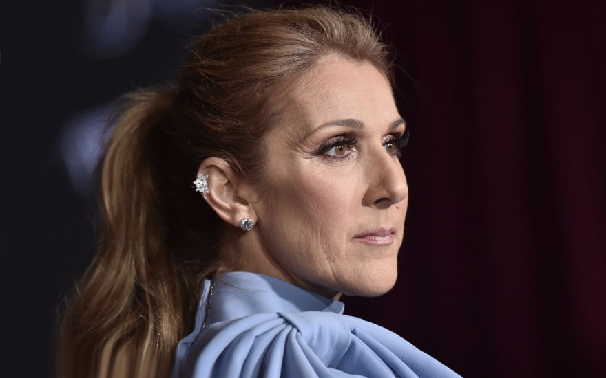Céline Dion sieht traurig zur Seite