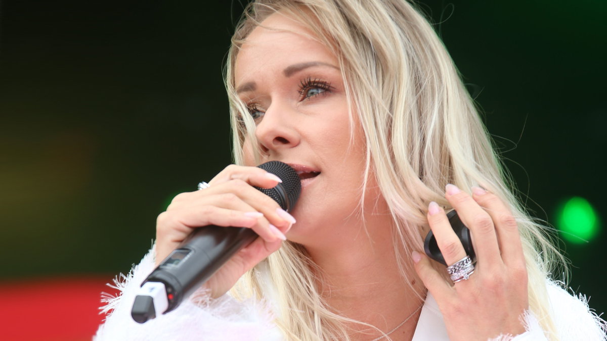 Christin Stark singt mit verwehtem Haar