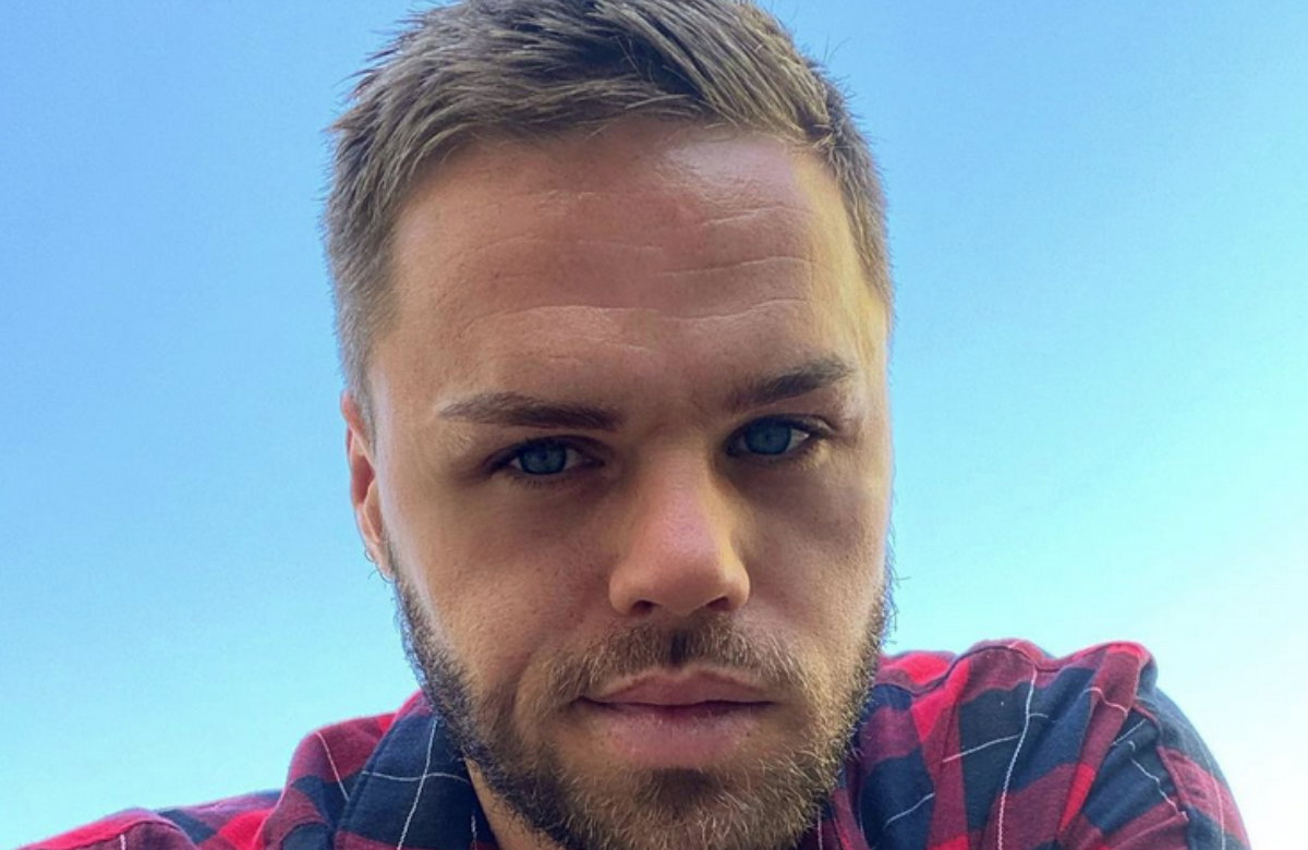 DSDS-Star Daniel Schuhmacher schmunzelt auf Instagram-Selfie vor blauen Himmel
