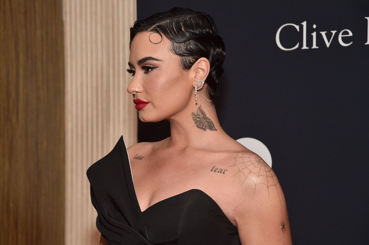 Demi Lovato mit Schmetterling-Tattoo am Hals