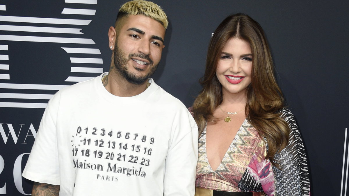 DJ Jeezy und Farina Opoku posieren vor Fotografen