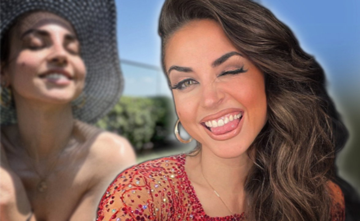 Ekaterina Leonova macht ein Selfie mit herausgestreckter Zunge, im Hintergrund sieht man sie halbnackt