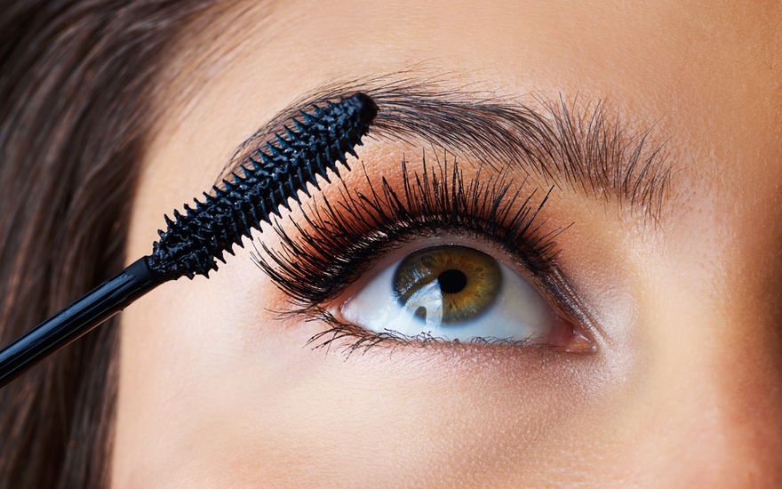Frau mit dichten Wimpern