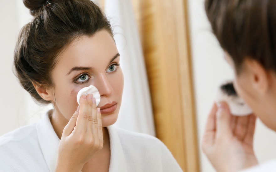 Frau mit wasserfester Mascara schminkt sich ab