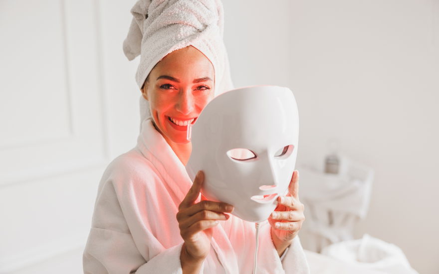 Frau schwört auf Anti-Aging-Tool mit LED-Licht