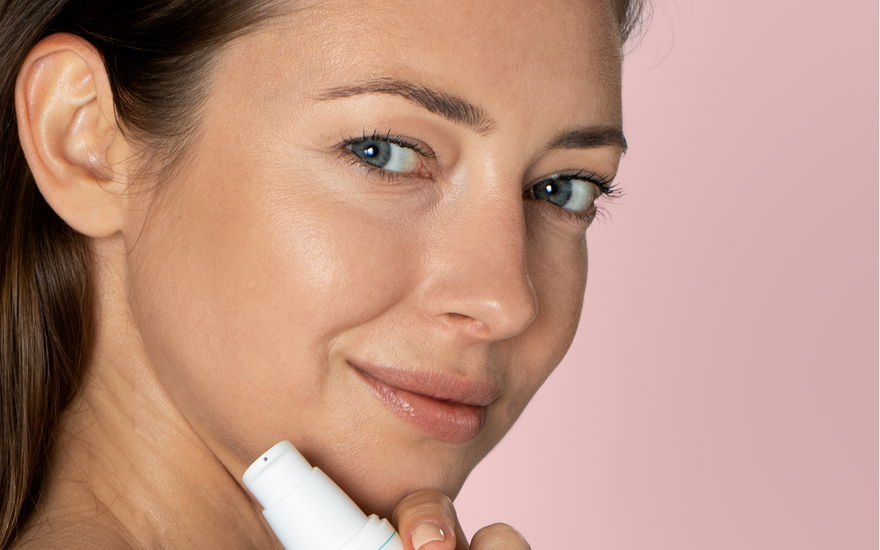 Frau schützt Haut mit antioxidativem Serum