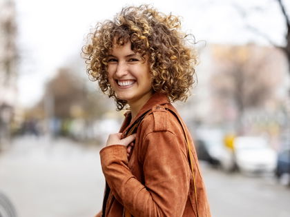 Lockenstab für kurze Haare – diese 3 Styling-Tools sind ideal