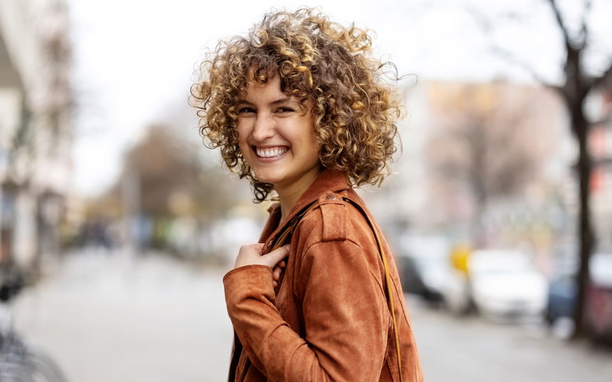 Auch bei kurzen Haaren kannst du mit einem Lockenstab einen Cury-Girl-Look zaubern.