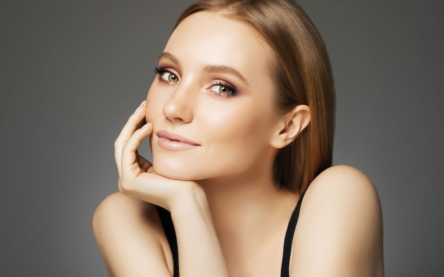 Frau mit Make-up, das mit der Haut verschmilzt