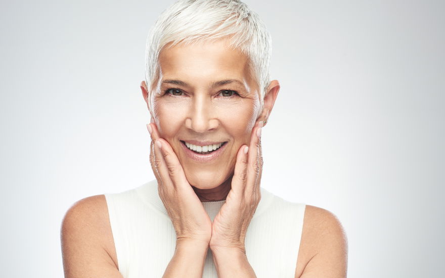 Frau freut sich über Anti-Aging-Effekt