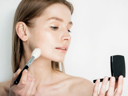 Make-up: Dieses 8-Euro-Puder aus der Drogerie reduziert Unreinheiten