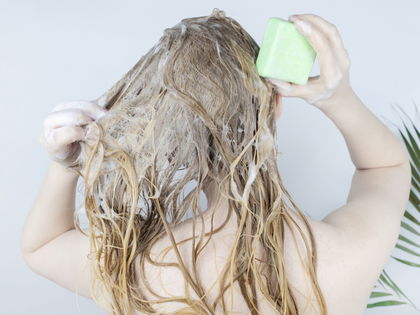Laut "Öko-Test": Diese 5 festen Shampoos sind "sehr gut"