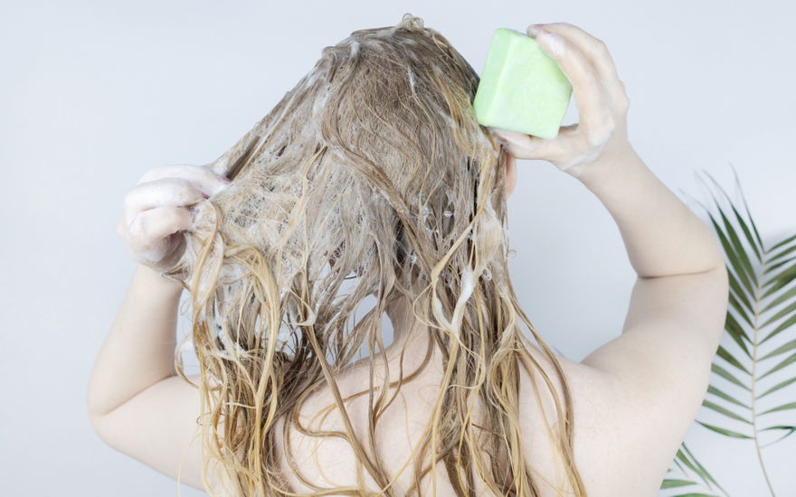 Frau testet die festen Shampoos von Öko-Test