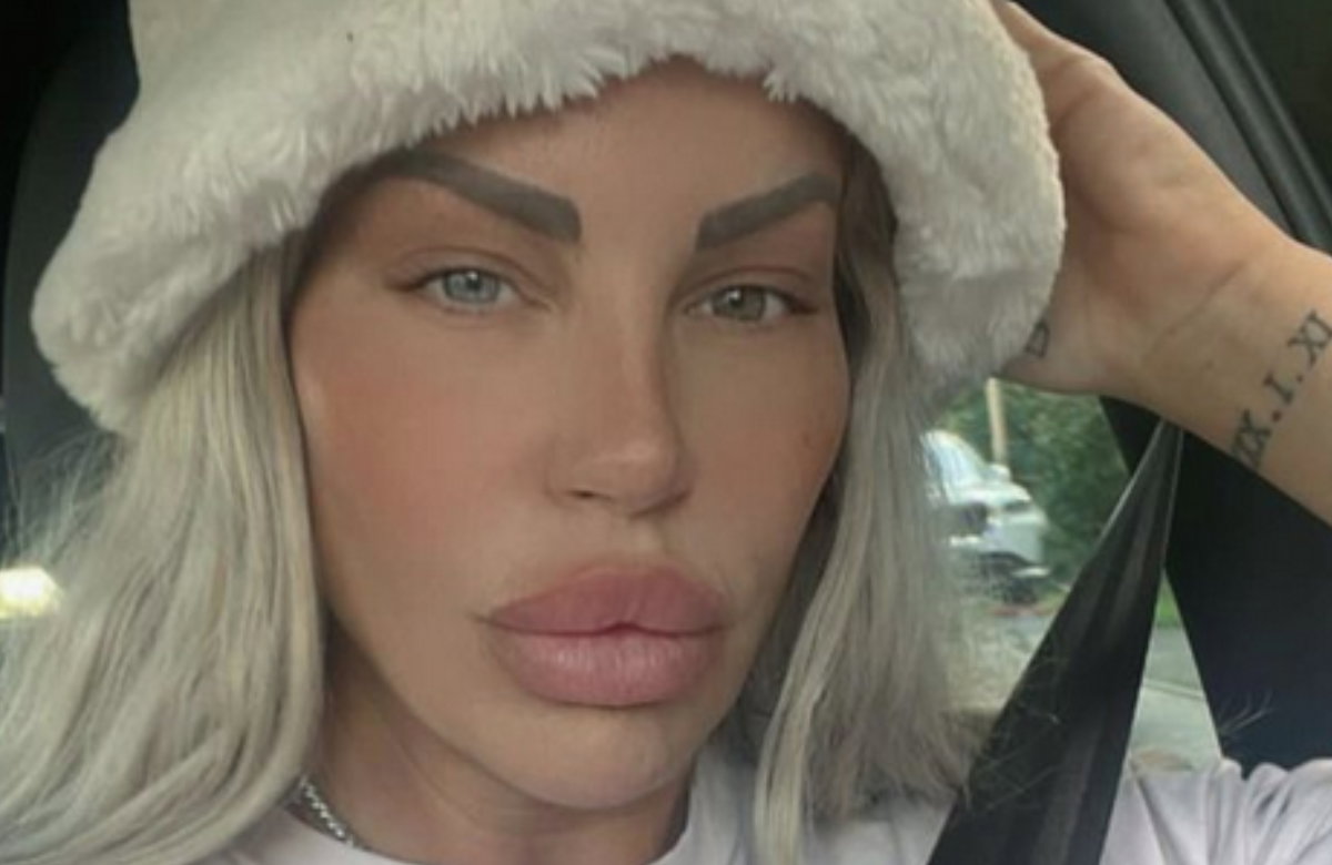 Gina-Lisa Lohfink guckt ernst im Auto und trägt einen Fellhut