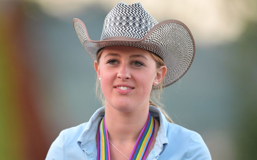 Gina Schumacher lächelt in die Kamera